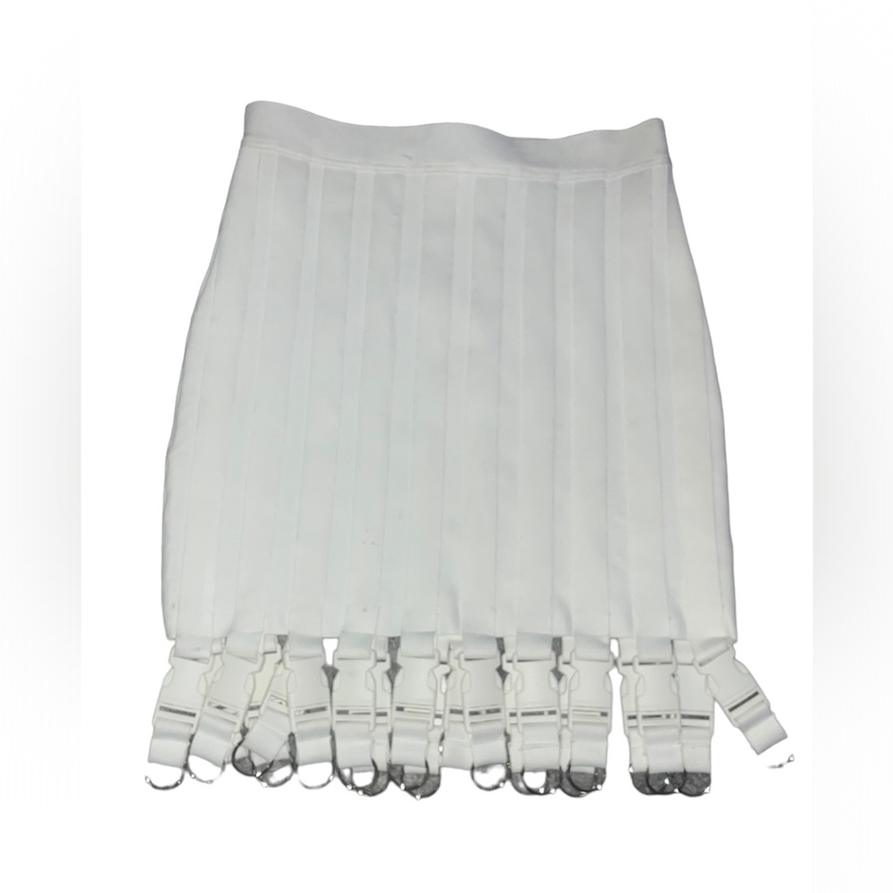 White elastic buckle skirt